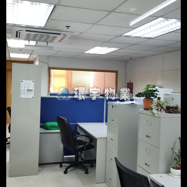 連寫字樓裝修 即租即用   · 寫字樓級裝修，即租即用，省卻翻新成本 · 間隔實用：設有 2 個獨立房間、1 個會議室 及 1 個共享工作空間，適合中小企、新創團隊或分區辦公 · 全室配備獨立冷氣（每個房間、會議室及共享區均設有冷氣），靈活控制舒適溫度 · 附設 小型貨倉，方便儲存文件或樣辦 · 大廈設有貨梯及卸貨區，物流進出方便