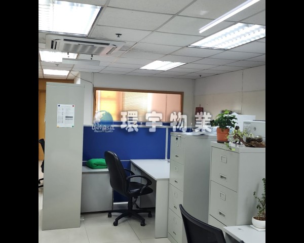 連寫字樓裝修 即租即用   · 寫字樓級裝修，即租即用，省卻翻新成本 · 間隔實用：設有 2 個獨立房間、1 個會議室 及 1 個共享工作空間，適合中小企、新創團隊或分區辦公 · 全室配備獨立冷氣（每個房間、會議室及共享區均設有冷氣），靈活控制舒適溫度 · 附設 小型貨倉，方便儲存文件或樣辦 · 大廈設有貨梯及卸貨區，物流進出方便